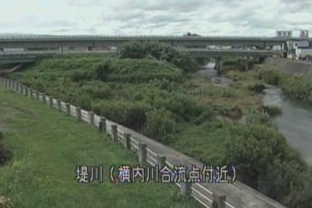 堤川横内川合流点ライブカメラは、青森県青森市筒井の横内川合流点に設置された堤川が見えるライブカメラです。