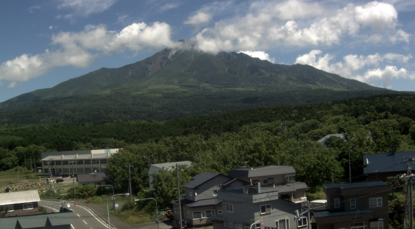 利尻山ライブカメラは、北海道利尻町沓形の利尻町役場に設置された利尻山が見えるライブカメラです。