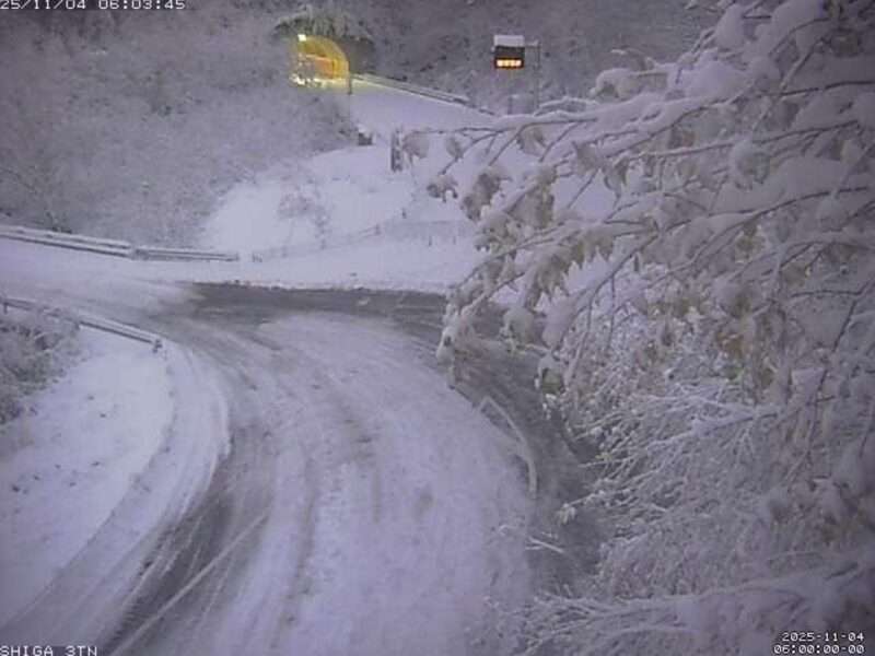 長野県道471号奥志賀公園線志賀3号トンネルライブカメラ(長野県山ノ内町平穏) 2025年11月4日 降雪