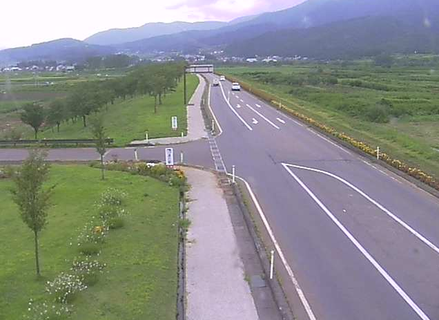 国道117号花の駅千曲川ライブカメラは、長野県飯山市常盤の道の駅花の駅千曲川に設置された国道117号が見えるライブカメラです。