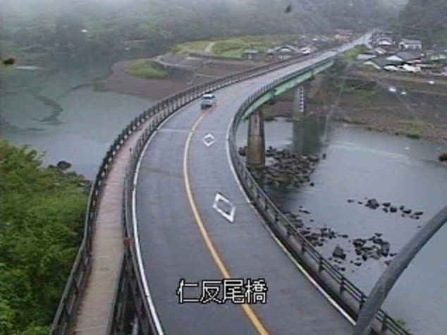 大淀川仁反尾橋ライブカメラは、宮崎県宮崎市高岡町の仁反尾橋に設置された大淀川・国道10号が見えるライブカメラです。