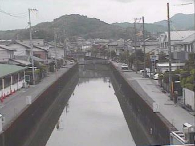 紅水川石神橋ライブカメラは、高知県高知市八反町の石神橋に設置された紅水川が見えるライブカメラです。