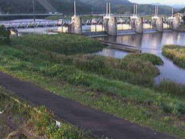 松田川河戸堰右岸下流ライブカメラは、高知県宿毛市中央の松田川河戸堰右岸下流に設置された松田川が見えるライブカメラです。
