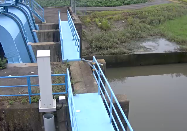 牛津川上坪排水機場ライブカメラは、佐賀県小城市牛津町の上坪排水機場に設置された牛津川が見えるライブカメラです。
