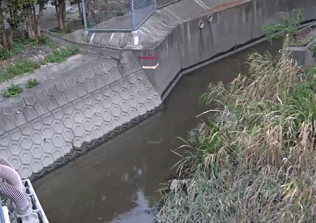 牛津江川柿江樋管ライブカメラは、佐賀県小城市牛津町の柿江樋管に設置された牛津江川が見えるライブカメラです。