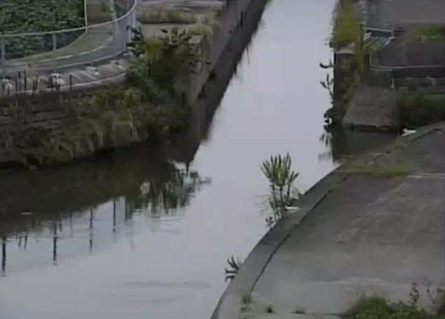 三日月1号排水路放流点ライブカメラは、佐賀県小城市の三日月町樋口に設置された三日月1号排水路放流点(三日月一号排水路放流点)が見えるライブカメラです。