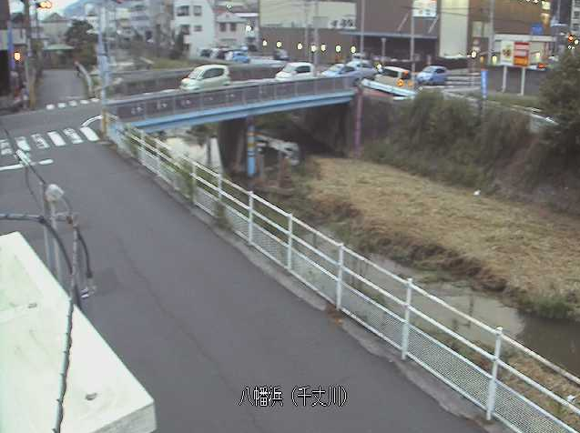 千丈川八幡浜ライブカメラは、愛媛県八幡浜市江戸岡の八幡浜に設置された千丈川が見えるライブカメラです。