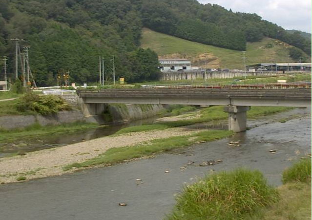 佐用川山脇ライブカメラは、兵庫県佐用町の山脇(浜河原橋)に設置された佐用川が見えるライブカメラです。