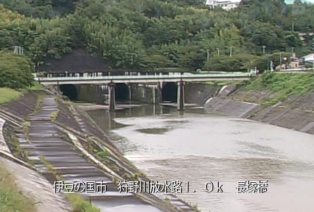 狩野川長塚橋ライブカメラは、静岡県伊豆の国市北江間の長塚橋に設置された狩野川が見えるライブカメラです。