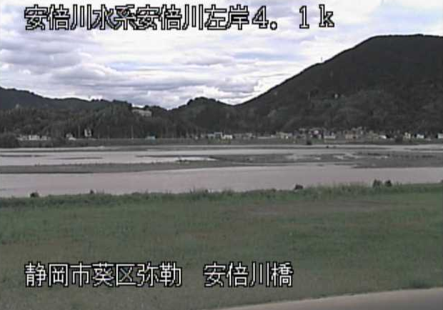 安倍川安倍川橋ライブカメラは、静岡県静岡市葵区の安倍川橋に設置された安倍川が見えるライブカメラです。