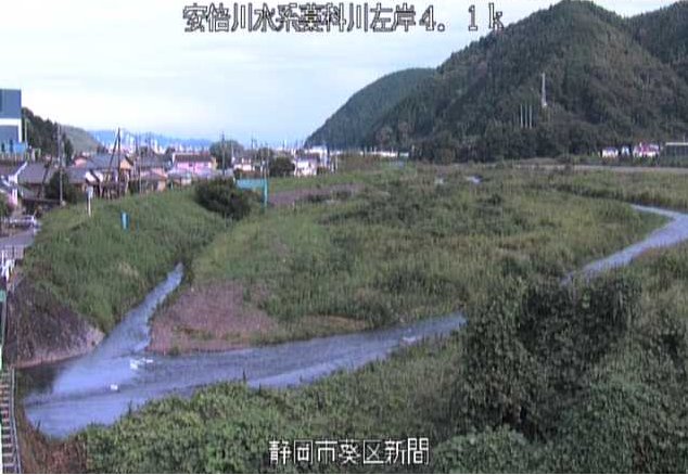 藁科川新間ライブカメラは、静岡県静岡市葵区の新間に設置された藁科川が見えるライブカメラです。