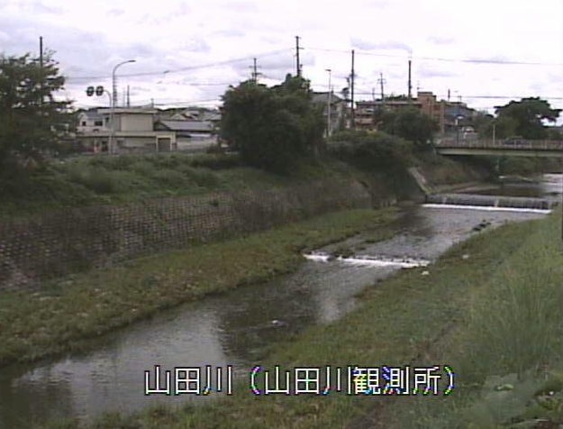 山田川山田川観測所ライブカメラは、京都府木津川市相楽の山田川観測所(山田川水位観測所)に設置された山田川が見えるライブカメラです。