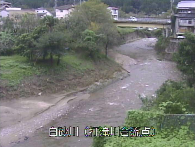 白砂川打滝川合流点ライブカメラは、京都府笠置町笠置の打滝川合流点に設置された白砂川が見えるライブカメラです。