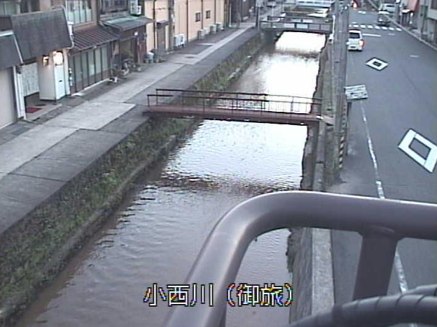小西川御旅ライブカメラは、京都府京丹後市峰山町の御旅に設置された小西川が見えるライブカメラです。