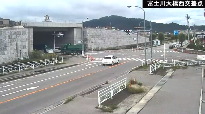 CVK富士川大橋西交差点ライブカメラは、山梨県富士川町青柳町の富士川大橋西交差点に設置された富士川町方面・国道52号(甲西道路・甲西バイパス)が見えるライブカメラです。