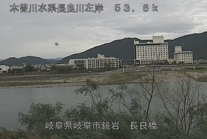 長良川鏡岩ライブカメラは、岐阜県岐阜市の鏡岩(長良橋)に設置された長良川が見えるライブカメラです。