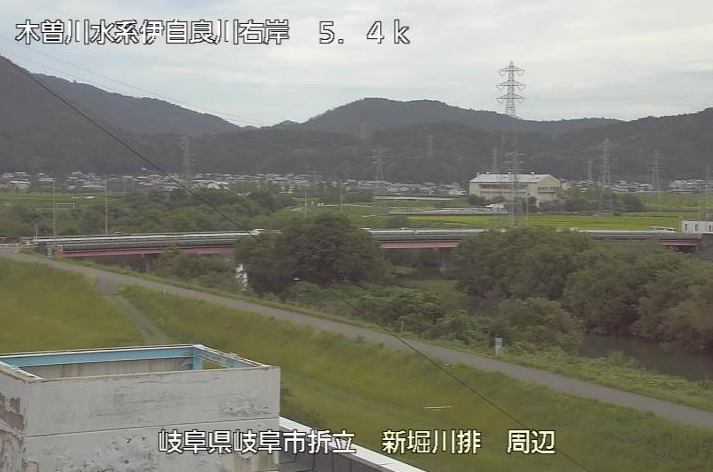 伊自良川新堀川排水機場ライブカメラは、岐阜県岐阜市折立の新堀川排水機場に設置された伊自良川が見えるライブカメラです。