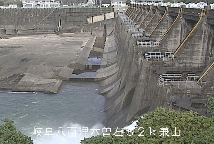 兼山ダムライブカメラは、岐阜県可児市の兼山(木曽川左岸)に設置された兼山ダムが見えるライブカメラです。