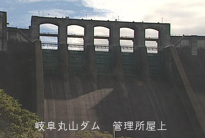 丸山ダム丸山ダム管理所屋上ライブカメラは、岐阜県八百津町八百津の丸山ダム管理所屋上に設置された丸山ダムが見えるライブカメラです。