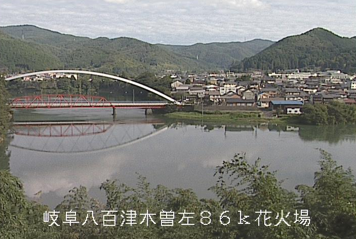 丸山ダム花火打上場ライブカメラは、岐阜県八百津町八百津の花火打上場に設置された丸山ダムが見えるライブカメラです。