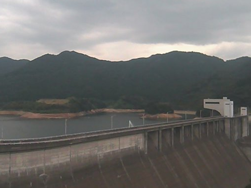竜門ダム第2ライブカメラは、熊本県菊池市龍門の竜門ダム管理支所に設置された竜門ダムが見えるライブカメラです。