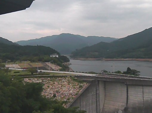 竜門ダム第1ライブカメラは、熊本県菊池市龍門の竜門ダム管理支所に設置された竜門ダムが見えるライブカメラです。