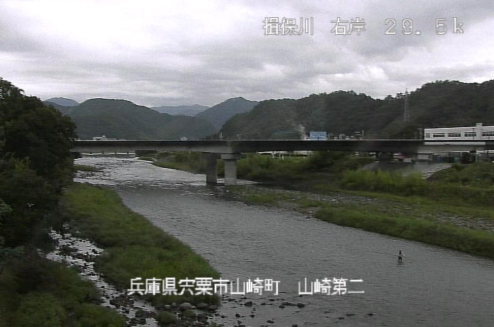 揖保川山崎第二ライブカメラは、兵庫県宍粟市山崎町の山崎第二水位流量観測所(山崎第2水位流量観測所)に設置された揖保川が見えるライブカメラです。