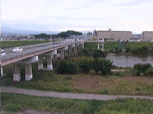 大和川柏原上流ライブカメラは、大阪府柏原市大正の柏原上流に設置された大和川が見えるライブカメラです。