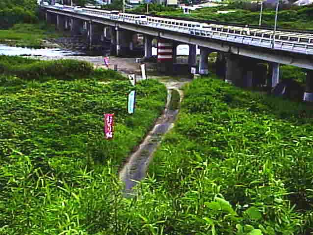 野洲川中郡橋ライブカメラは、滋賀県湖南市石部北の中郡橋に設置された野洲川が見えるライブカメラです。