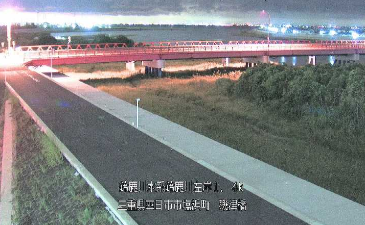 鈴鹿川磯津橋ライブカメラは、三重県四日市市塩浜町の磯津橋に設置された鈴鹿川が見えるライブカメラです。
