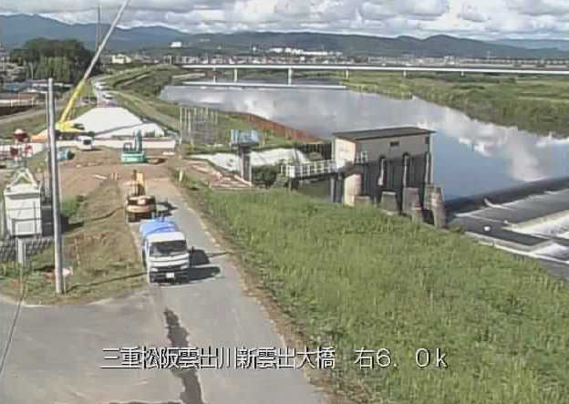 雲出川新雲出大橋ライブカメラは、三重県津市雲出島貫町の新雲出大橋に設置された雲出川・国道23号(伊勢街道)が見えるライブカメラです。