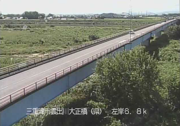 雲出川大正橋ライブカメラは、三重県津市牧町の大正橋に設置された雲出川・三重県道697号三雲久居線が見えるライブカメラです。