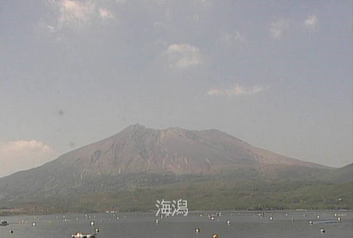 海潟桜島噴煙状況ライブカメラは、鹿児島県垂水市の海潟に設置された桜島降灰時噴煙状況が見えるライブカメラです。