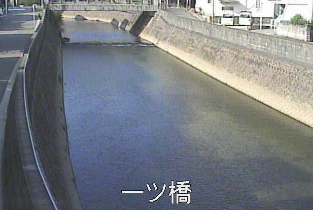 稲荷川一ツ橋ライブカメラは、鹿児島県鹿児島市池之上町の一ツ橋(一ッ橋)に設置された稲荷川が見えるライブカメラです。