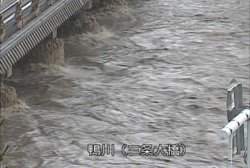 鴨川三条大橋ライブカメラ(京都府京都市東山区) 2026年6月26日5時40分 台風7号・台風8号接近による増水時
