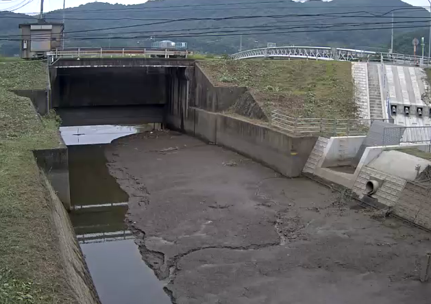 牛津川山崎排水機場ライブカメラは、佐賀県小城市小城町の山崎排水機場に設置された牛津川が見えるライブカメラです。