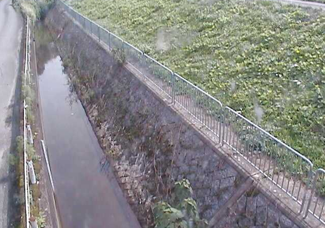 土師宮町土師川橋右岸付近水路ライブカメラは、京都府福知山市の土師宮町に設置された土師川橋右岸付近水路が見えるライブカメラです。