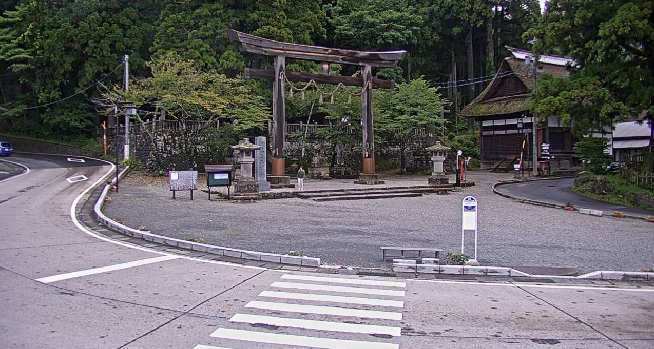 戸隠神社中社広庭ライブカメラは、長野県長野市戸隠の戸隠観光案内所(戸隠観光情報センター)に設置された戸隠神社中社広庭が見えるライブカメラです。