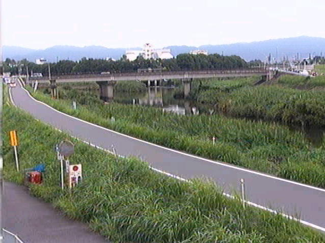 大和川板東上流ライブカメラは、奈良県大和郡山市額田部の板東上流に設置された大和川が見えるライブカメラです。