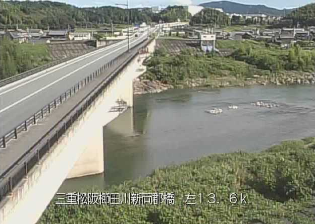 櫛田川両郡橋ライブカメラは、三重県松阪市射和町の両郡橋に設置された櫛田川が見えるライブカメラです。