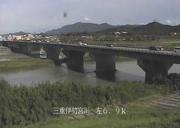 宮川度会大橋水位観測所ライブカメラは、三重県伊勢市小俣町の度会大橋水位観測所に設置された宮川が見えるライブカメラです。
