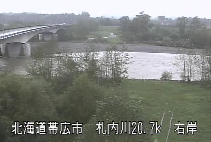 札内川第二大川橋ライブカメラは、北海道帯広市大正町の第二大川橋水位観測所に設置された札内川・北海道道62号豊頃糠内芽室線が見えるライブカメラです。