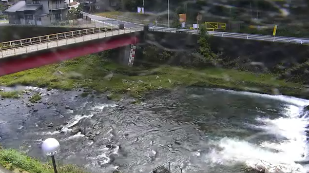 飛騨川飯高橋ライブカメラは、岐阜県七宗町上麻生の飯高橋に設置された飛騨川・岐阜県道(飛騨街道)が見えるライブカメラです。