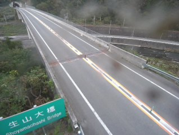 国道183号生山ライブカメラは、鳥取県日南町生山の生山(生山大橋)に設置された国道183号(生山道路)が見えるライブカメラです。