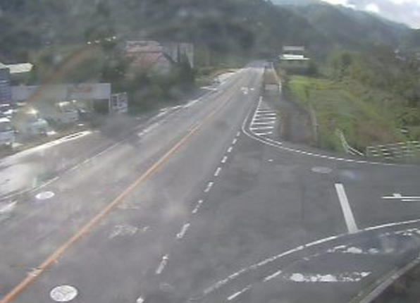 国道180号下菅ライブカメラは、鳥取県日野町下菅の下菅に設置された国道180号が見えるライブカメラです。