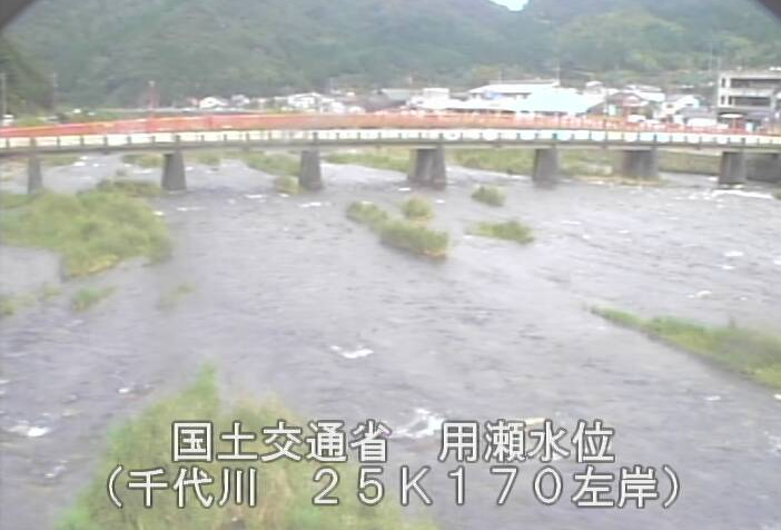 千代川用瀬ライブカメラは、鳥取県鳥取市用瀬町の用瀬水位観測所に設置された千代川・新用瀬橋が見えるライブカメラです。