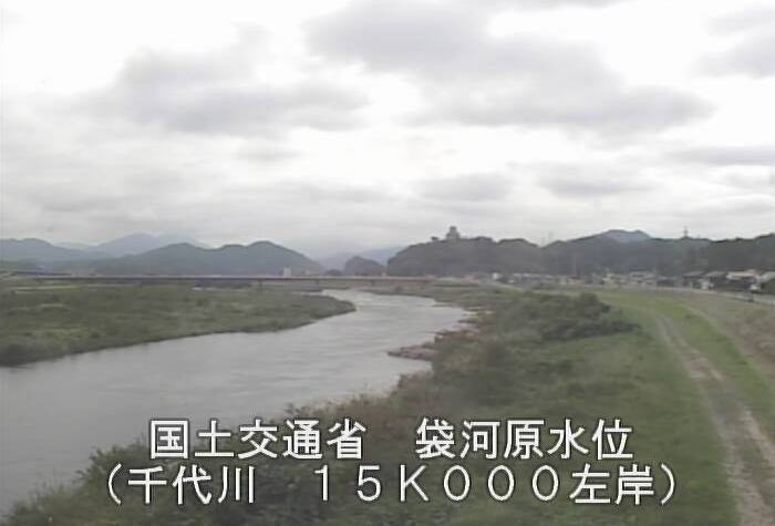 千代川袋河原ライブカメラは、鳥取県鳥取市河原町の袋河原水位観測所に設置された千代川が見えるライブカメラです。
