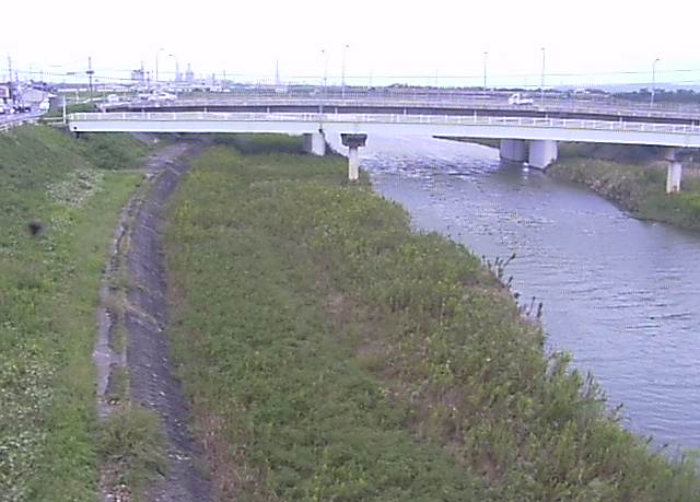 法勝寺川福市観測所ライブカメラは、鳥取県米子市兼久の福市水位観測所(福市観測所)に設置された法勝寺川・安養寺橋が見えるライブカメラです。