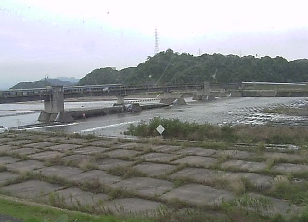 日野川堰右岸ライブカメラは、鳥取県米子市古豊千の日野川堰右岸に設置された日野川が見えるライブカメラです。
