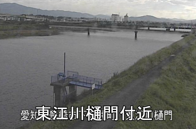 豊川放水路東江川樋門ライブカメラは、愛知県豊橋市下五井町の東江川樋門に設置された豊川放水路が見えるライブカメラです。